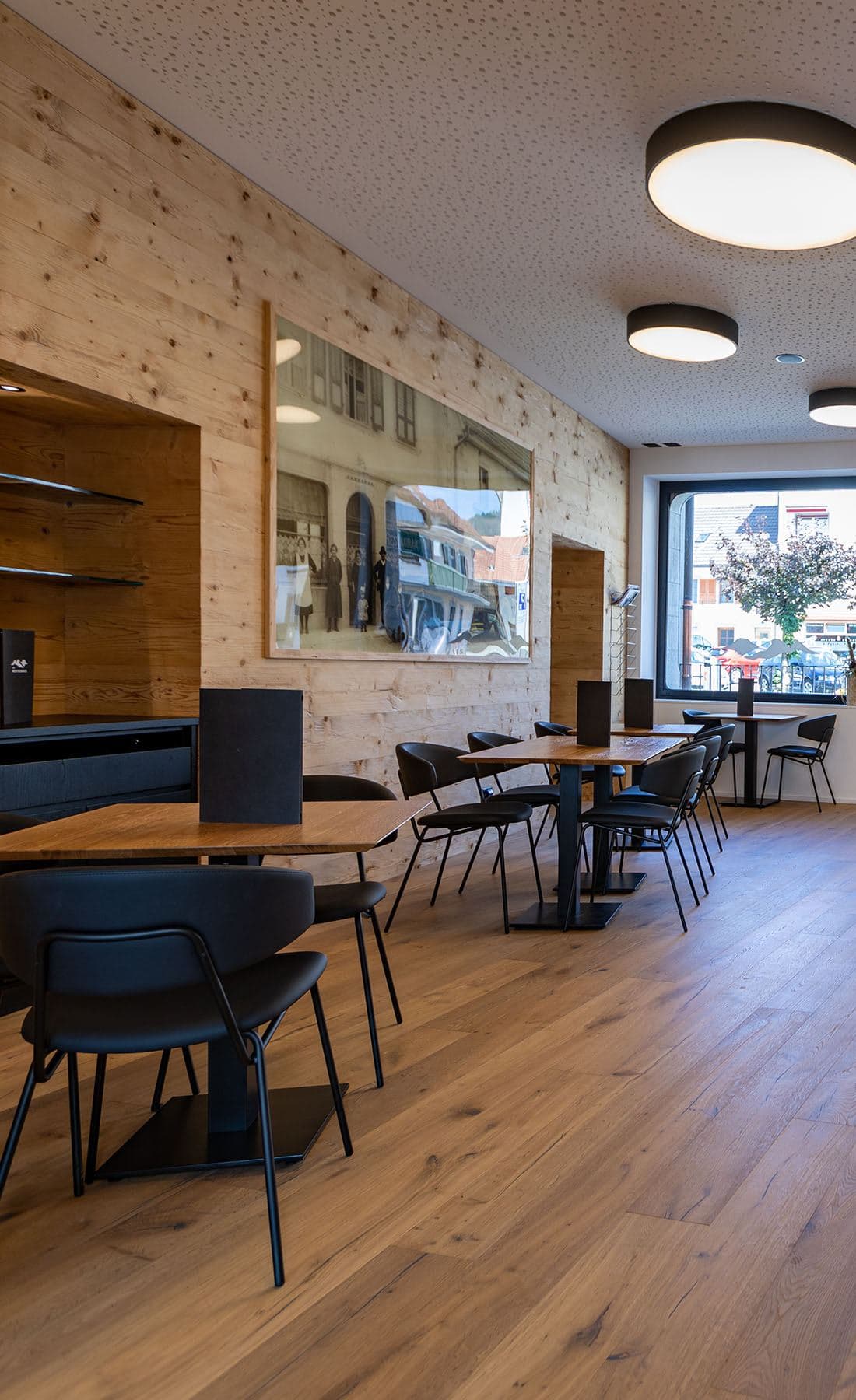 La brasserie, bois clair et lignes contemporaines