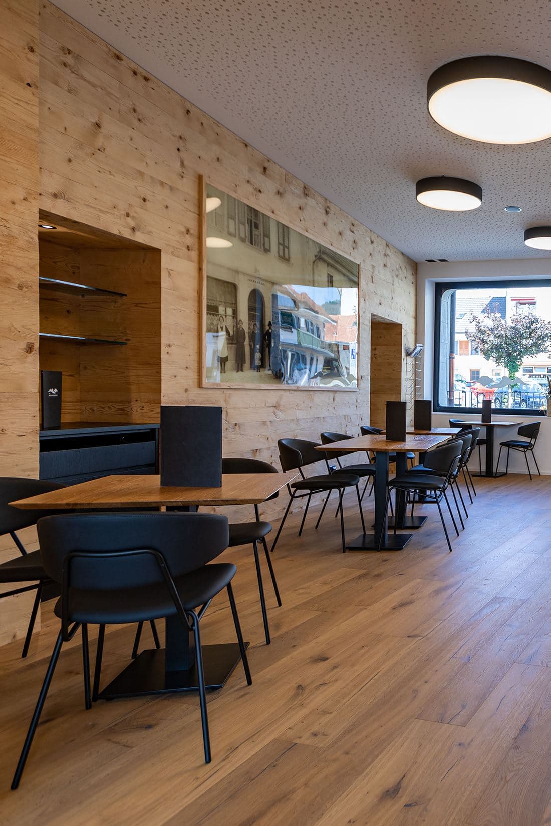La brasserie et ses murs de bois clair