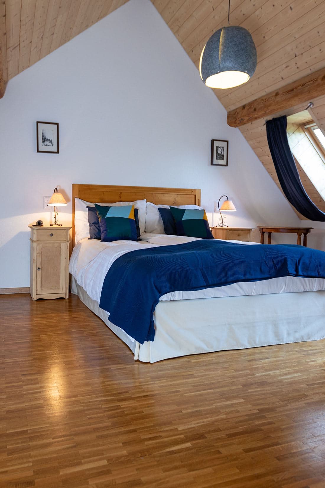 Chambre boisée, literie bleu nuit