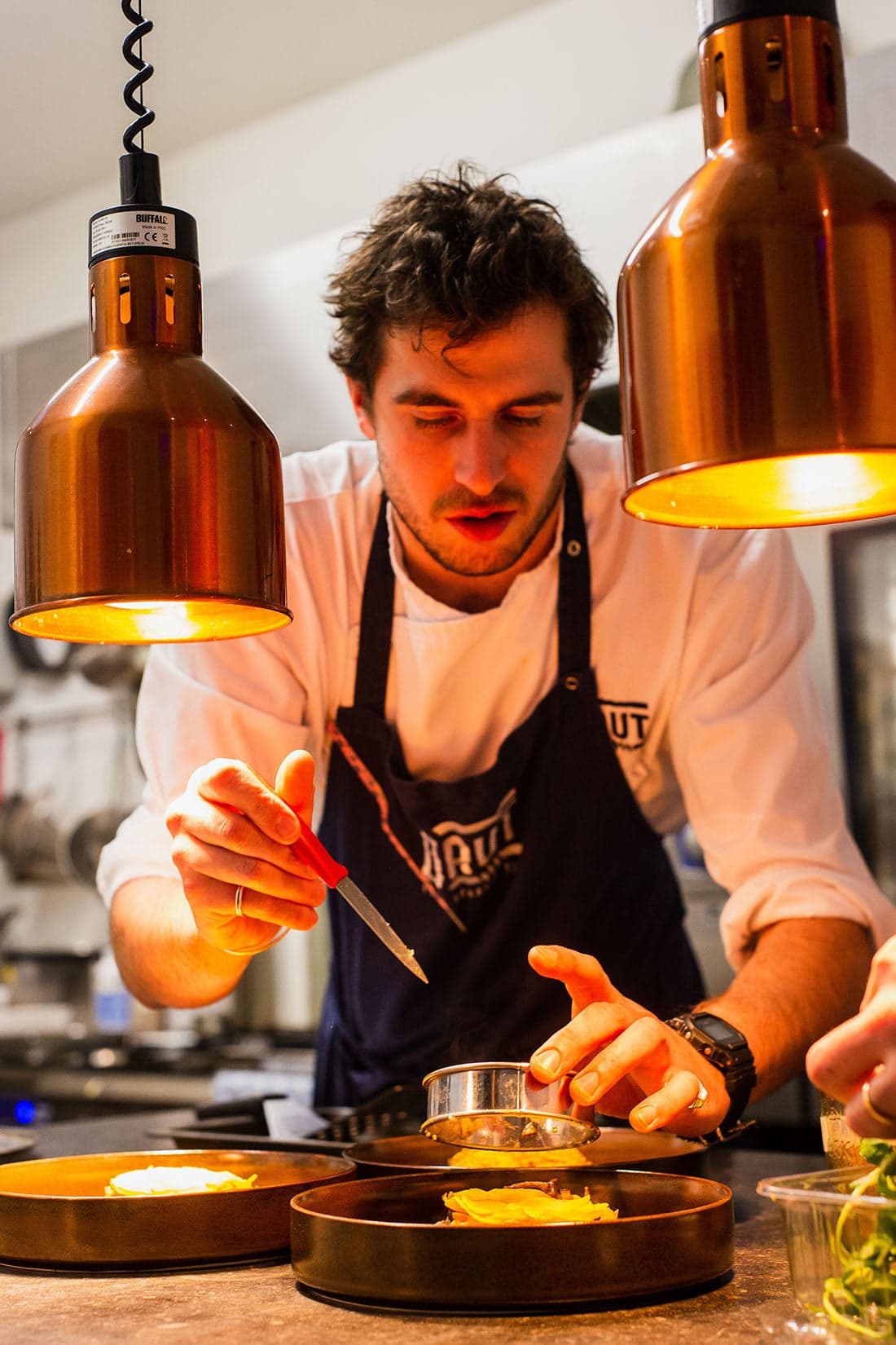 En cuisine sous les lampes de cuivre