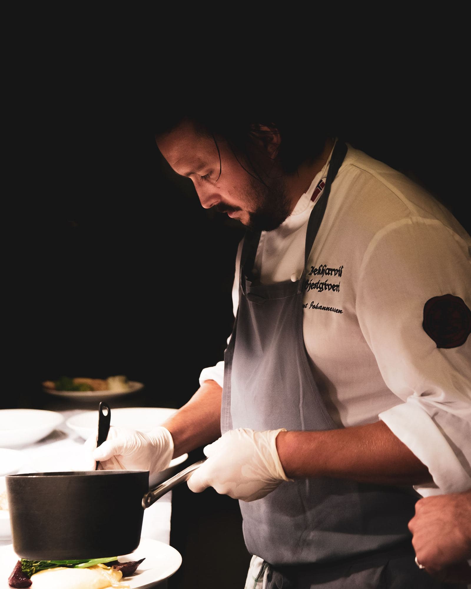 Le chef en cuisine, concentré sur le dressage