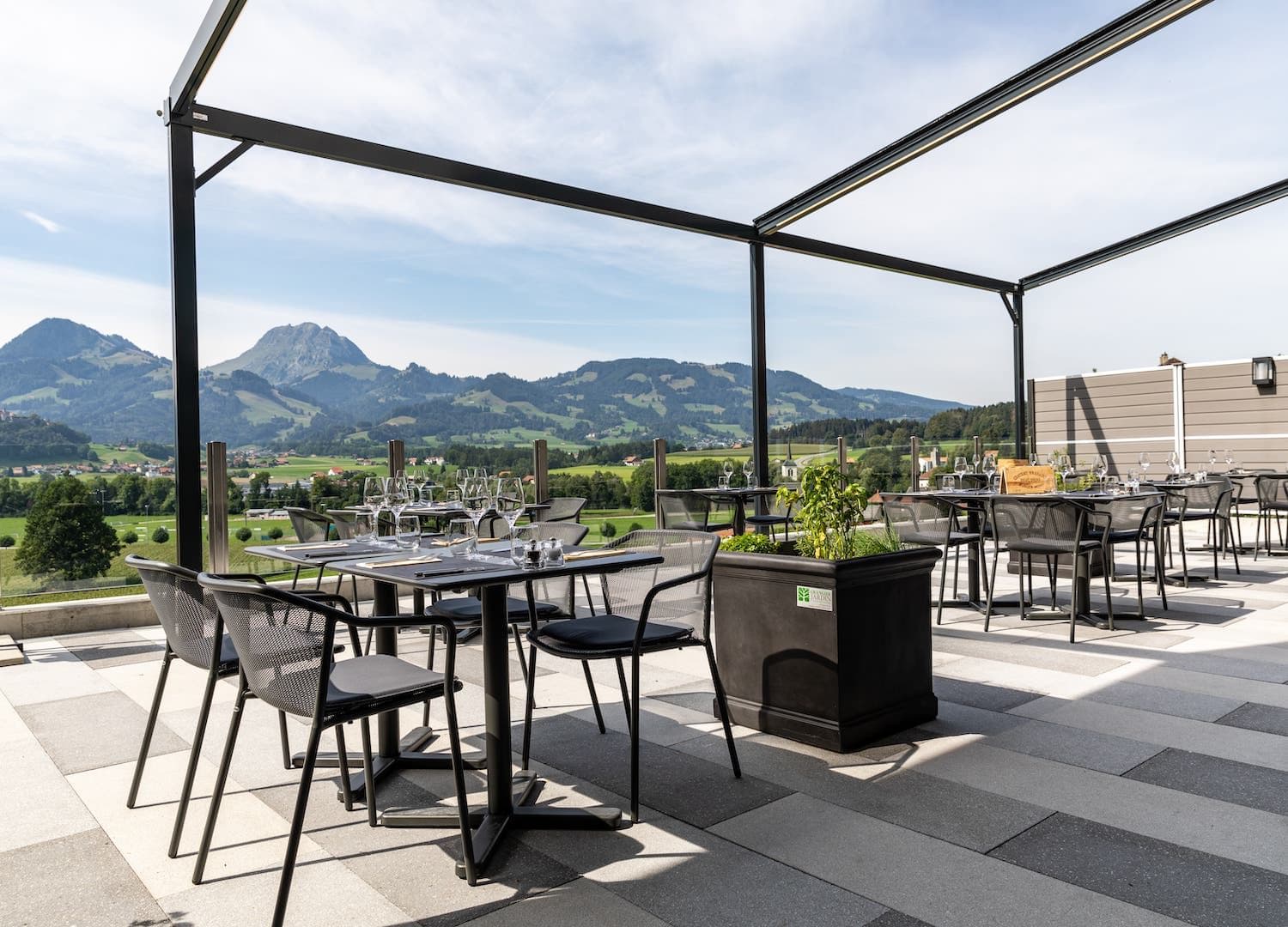 La terrasse des Montagnards et sa pergola face aux Préalpes