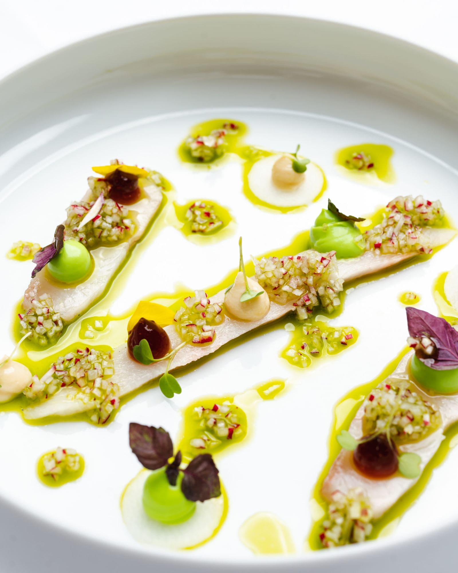 Filets marinés, condiments et herbes — assiette du Sommet
